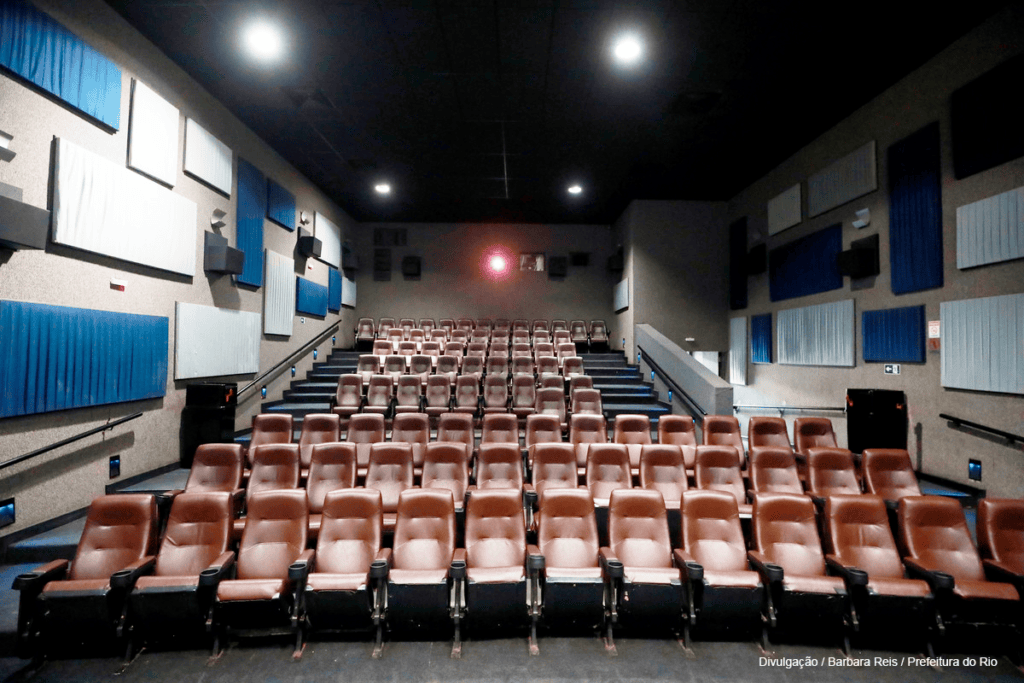 Prefeitura do Rio reinaugura cinema de rua no Alemão